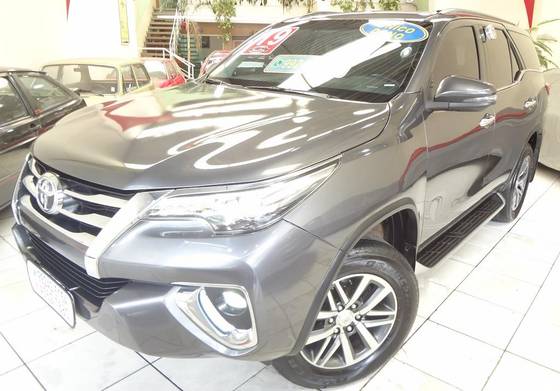 TOYOTA HILUX SW4 2.8 SRX 4X4 7 LUGARES 16V TURBO INTERCOOLER DIESEL 4P AUTOMÁTICO